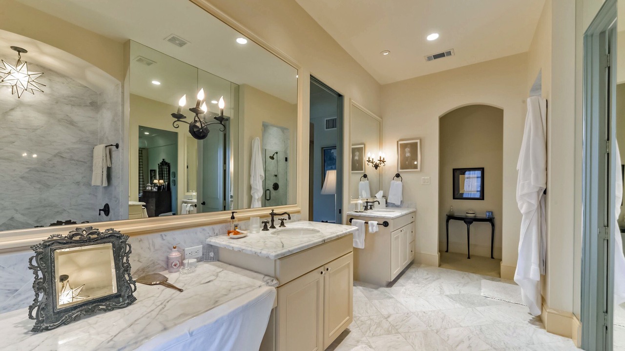 Photo of Bathroom in Greenway Plaza-Upper Kirby