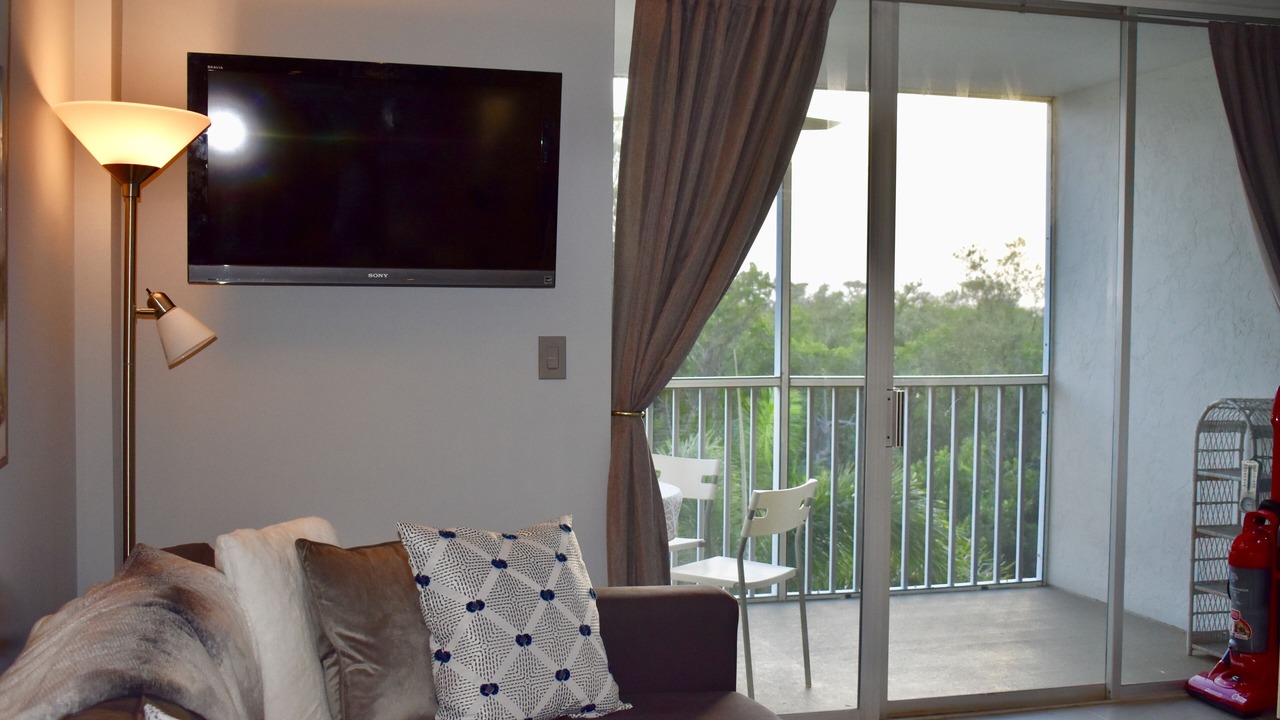 Photo of Livingroom in Vanderbilt Beach