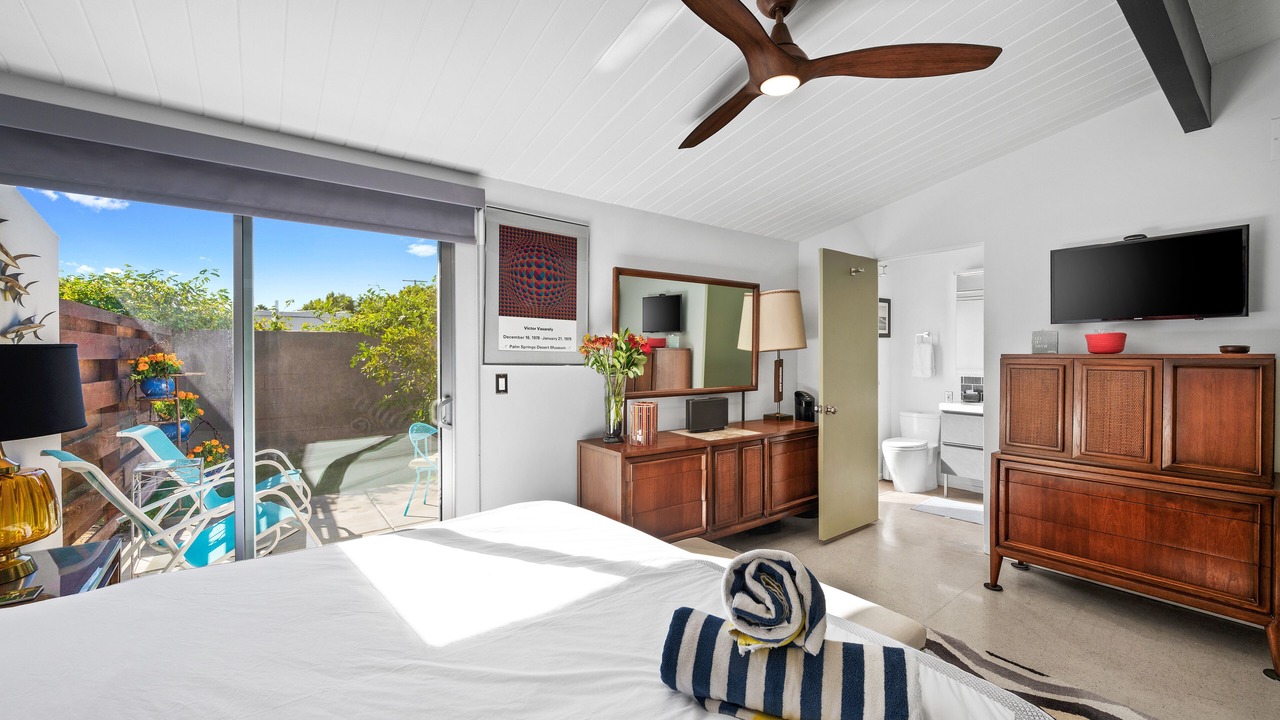 Photo of Bedroom in Racquet Club Estates