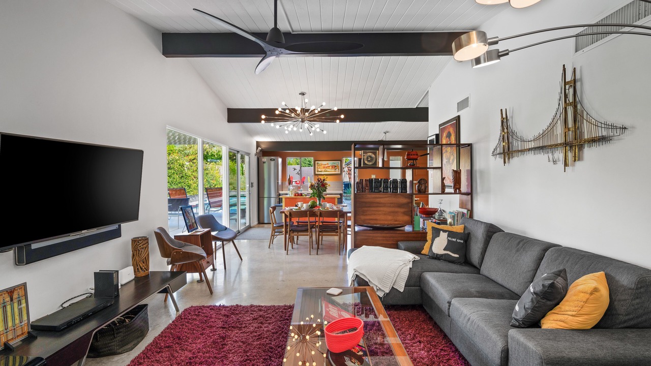 Photo of Livingroom in Racquet Club Estates