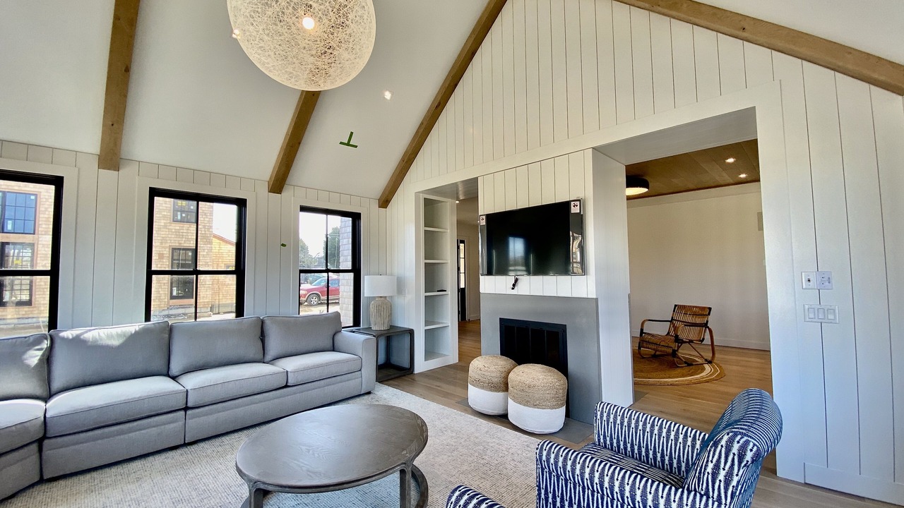 Photo of Livingroom in West of Town