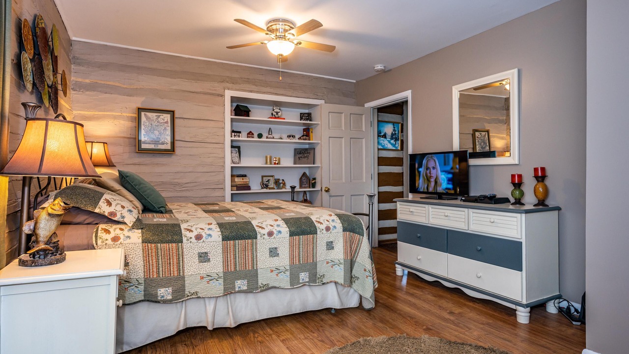 Photo of Bedroom in Helmsburg