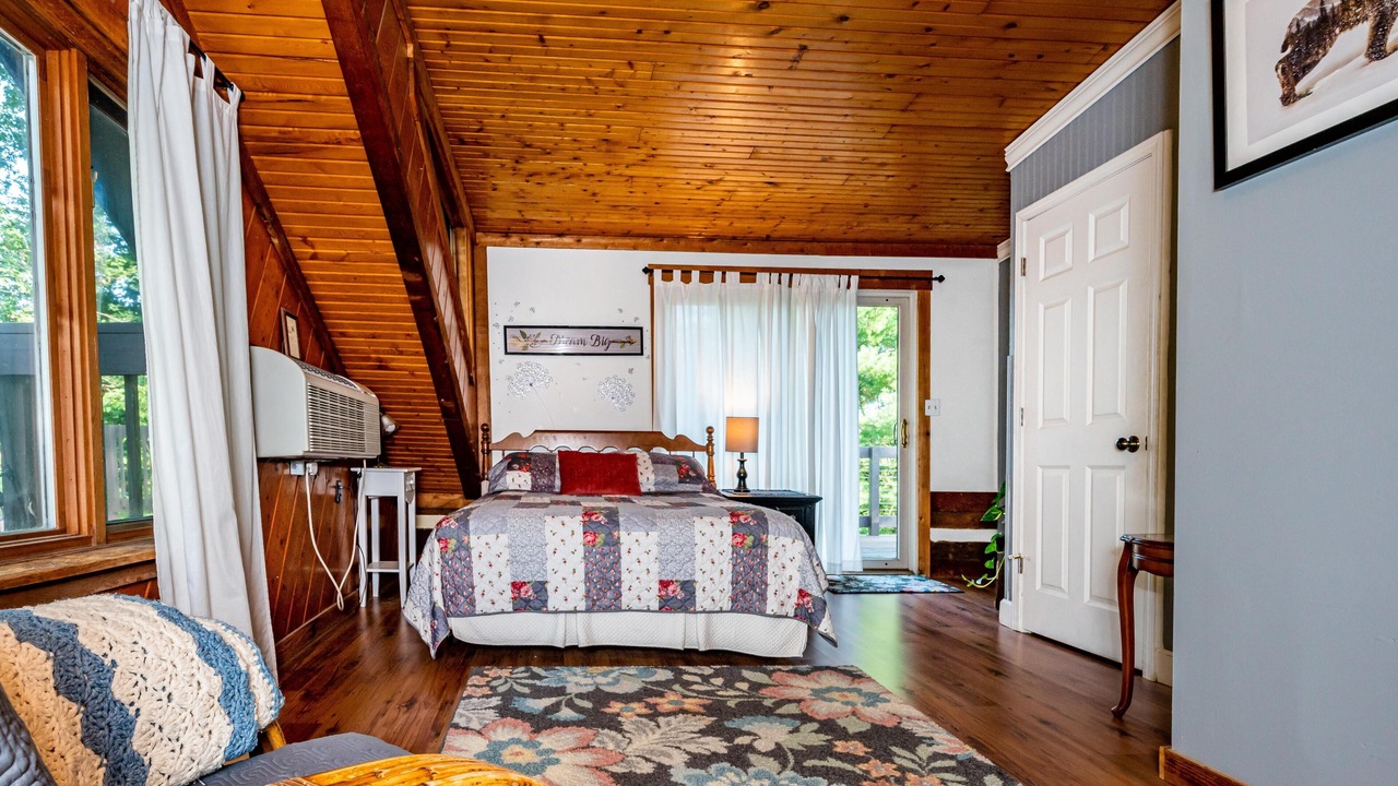 Photo of Bedroom in Helmsburg