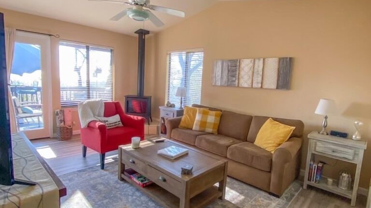 Photo of Livingroom in Apple Hill