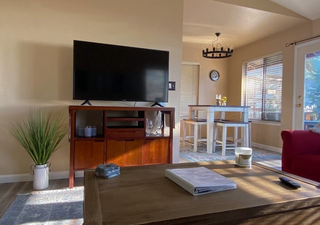 Photo of Livingroom in Apple Hill