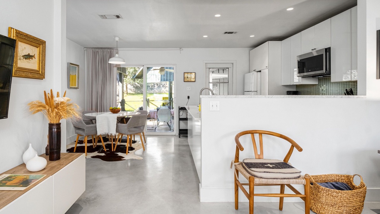 Photo of Livingroom in South Manchaca