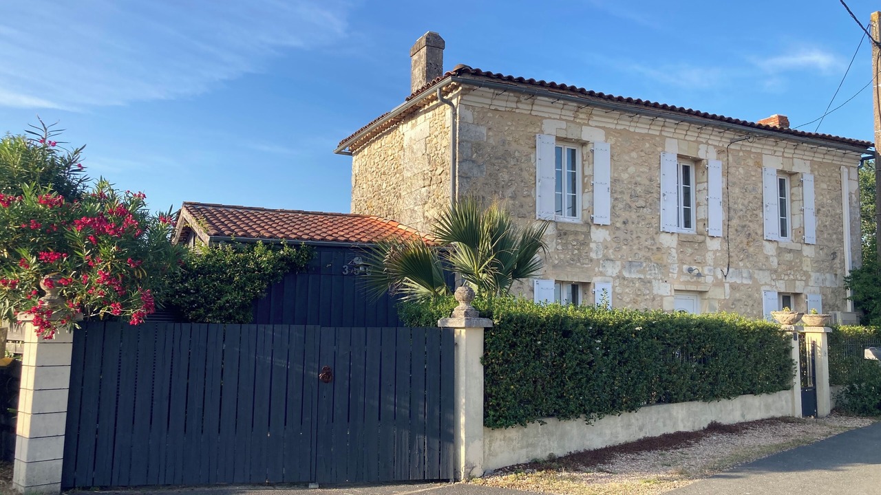 Photo of Outdoor in Tresses