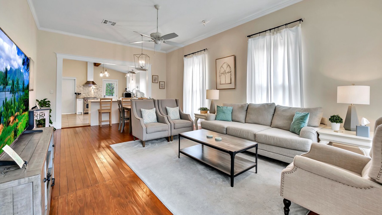 Photo of Livingroom in Austin Ave.