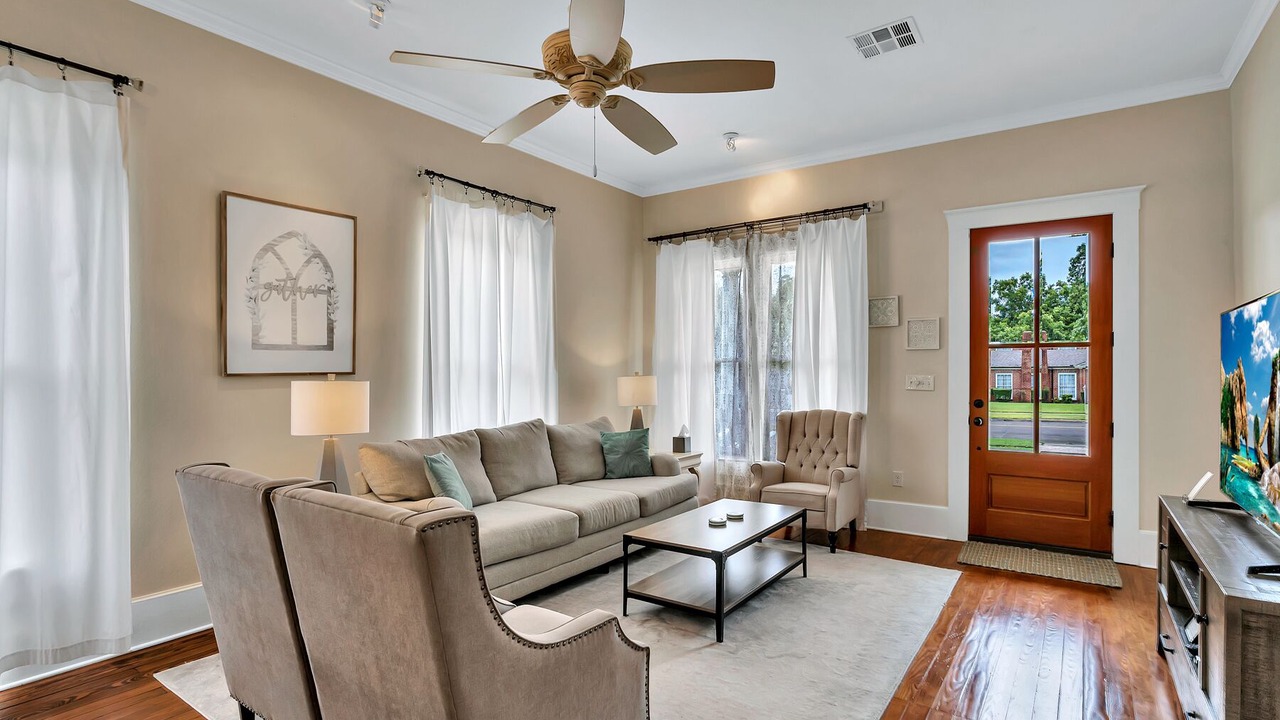Photo of Livingroom in Austin Ave.
