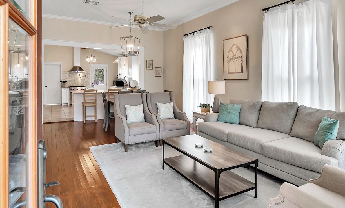 Photo of Livingroom in Austin Ave.