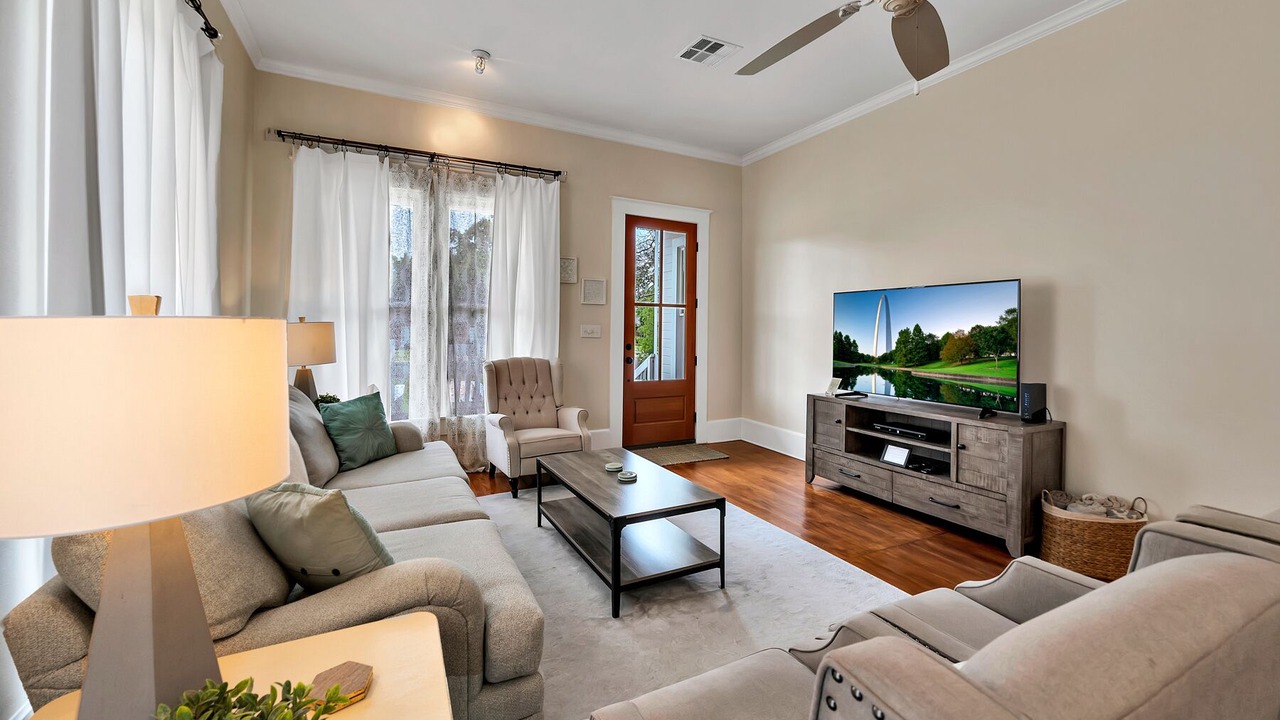 Photo of Livingroom in Austin Ave.