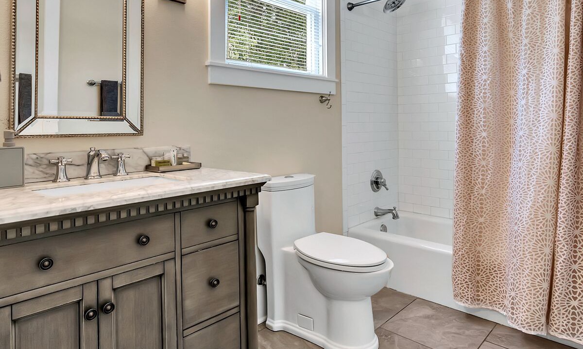 Photo of Bathroom in Austin Ave.