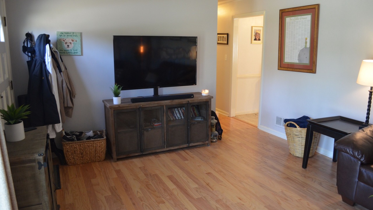 Photo of Livingroom in Woodland Hills