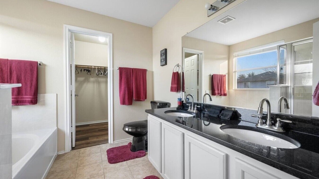 Photo of Bathroom in Montopolis