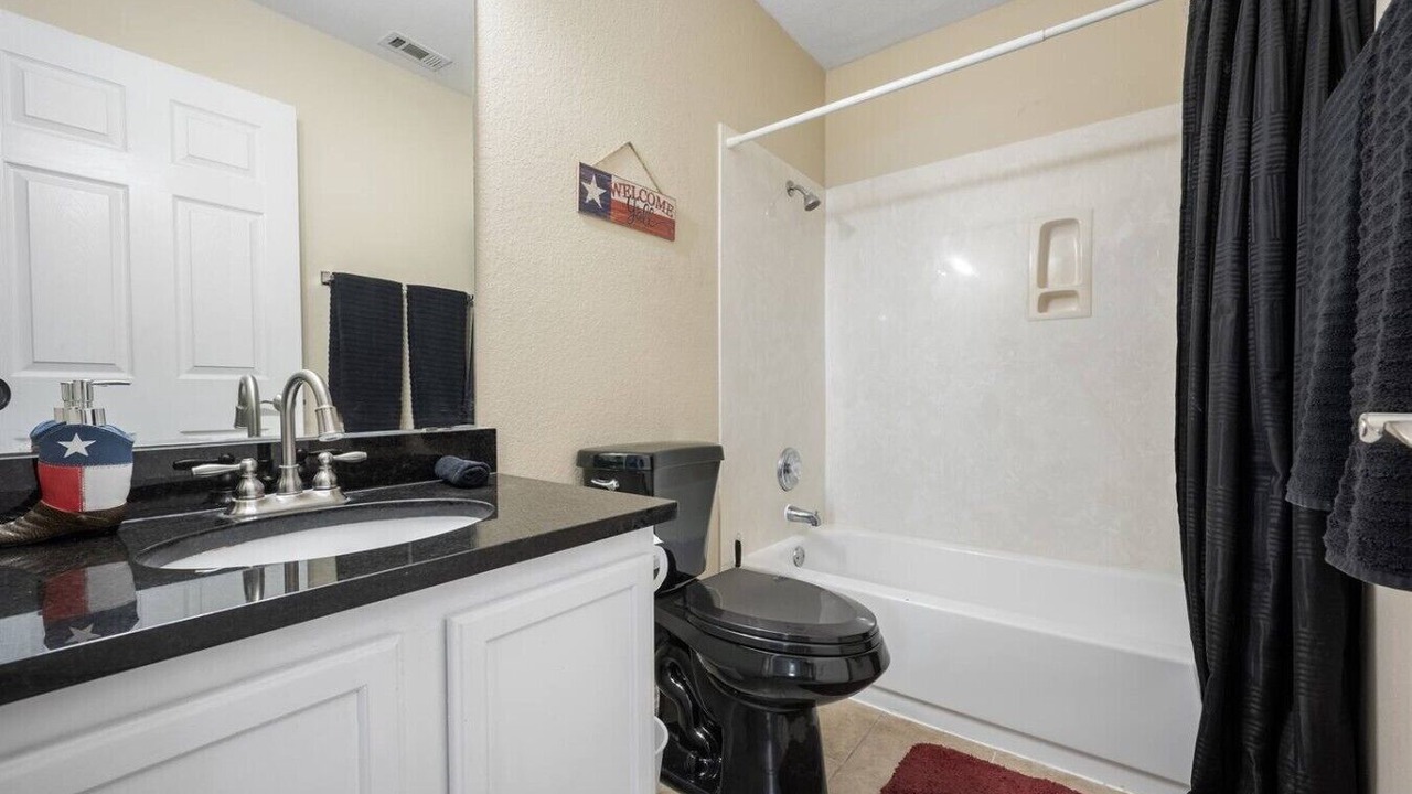 Photo of Bathroom in Montopolis