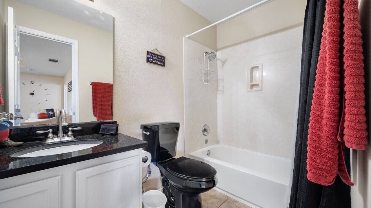 Photo of Bathroom in Montopolis