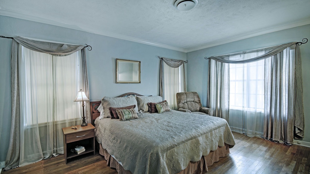 Photo of Bedroom in Flora