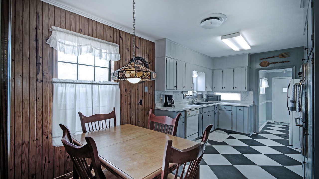 Photo of Kitchen in Flora