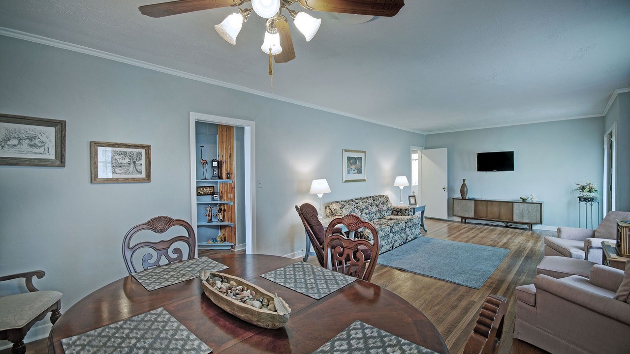 Photo of Livingroom in Flora