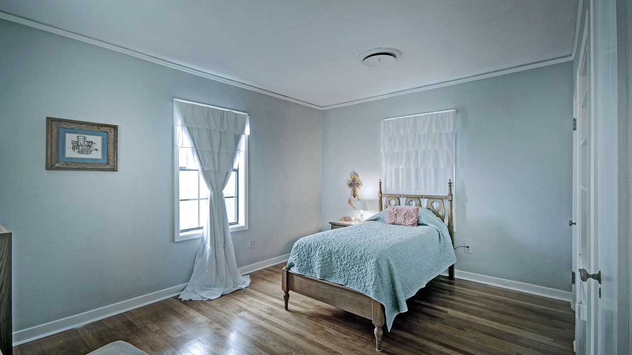 Photo of Bedroom in Flora