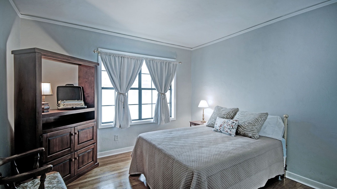 Photo of Bedroom in Flora