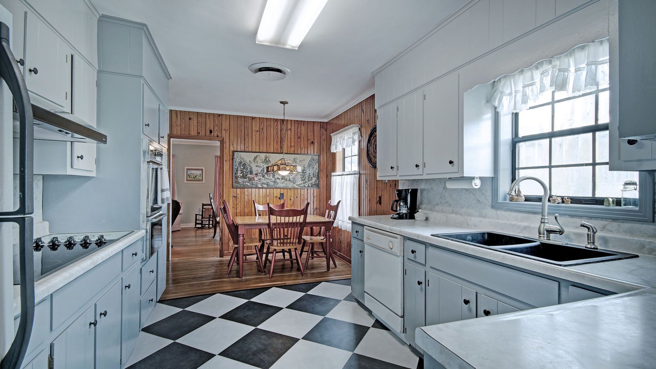 Photo of Kitchen in Flora