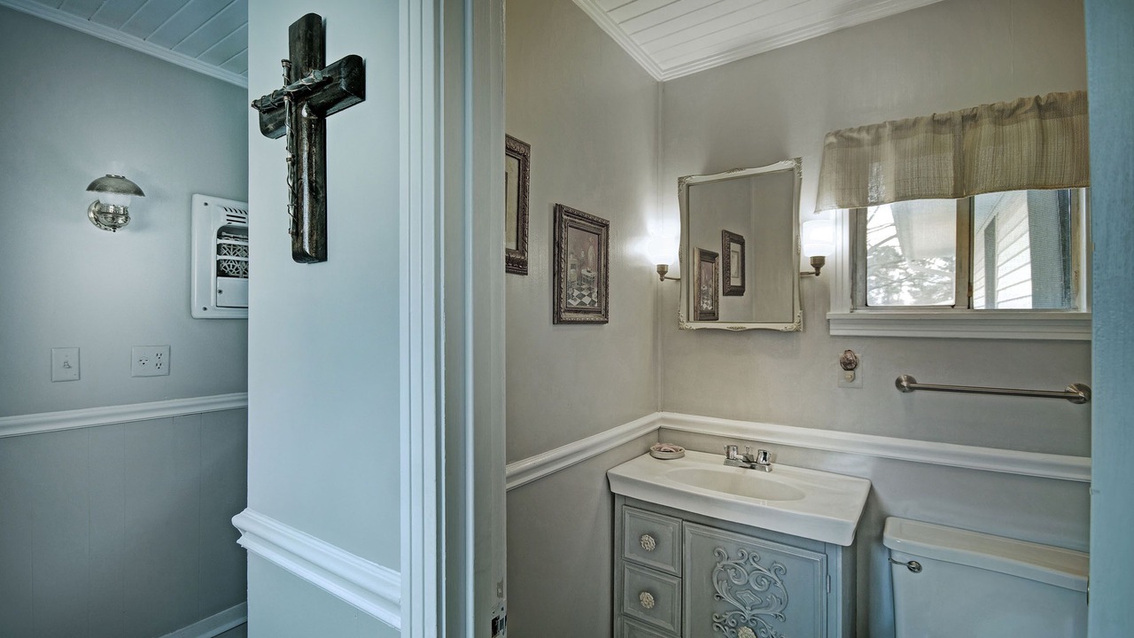 Photo of Bathroom in Flora