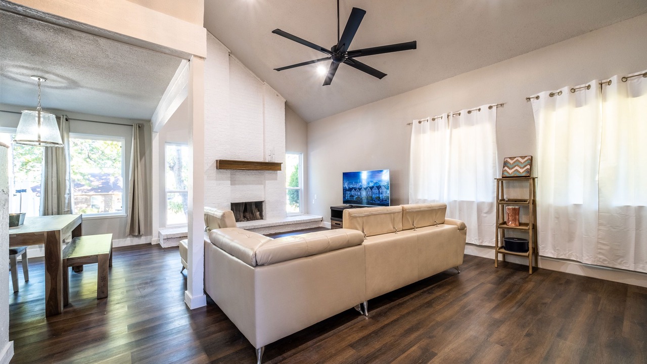 Photo of Livingroom in North Central Carrollton