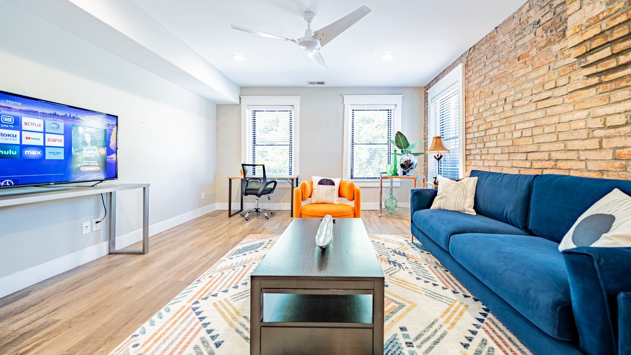 Photo of Livingroom in West Plaza
