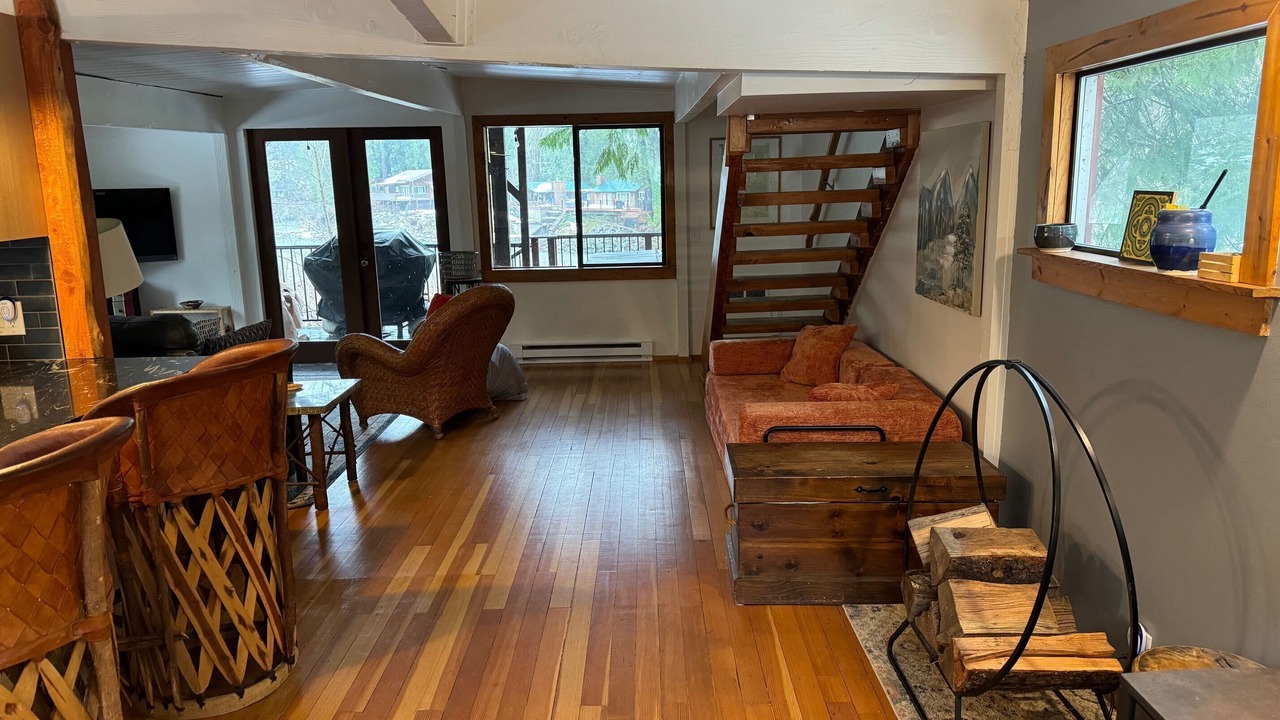 Photo of Livingroom in Gold Bar