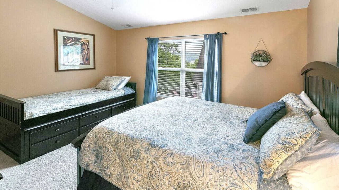 Photo of Bedroom in Flat Hollow Marina