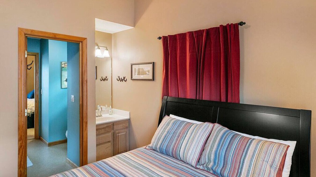 Photo of Bedroom in Flat Hollow Marina