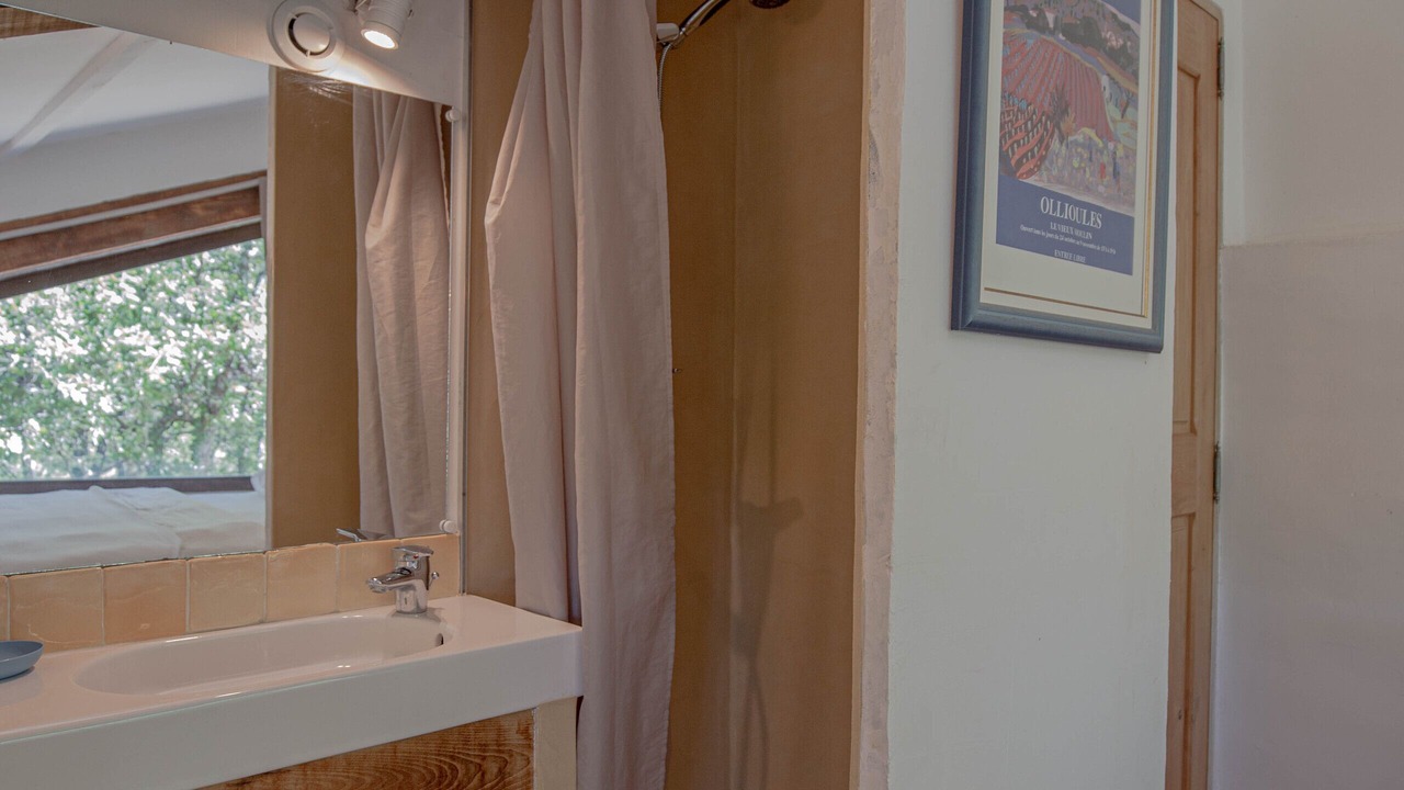 Photo of Bathroom in Saint-Martin-de-Castillon