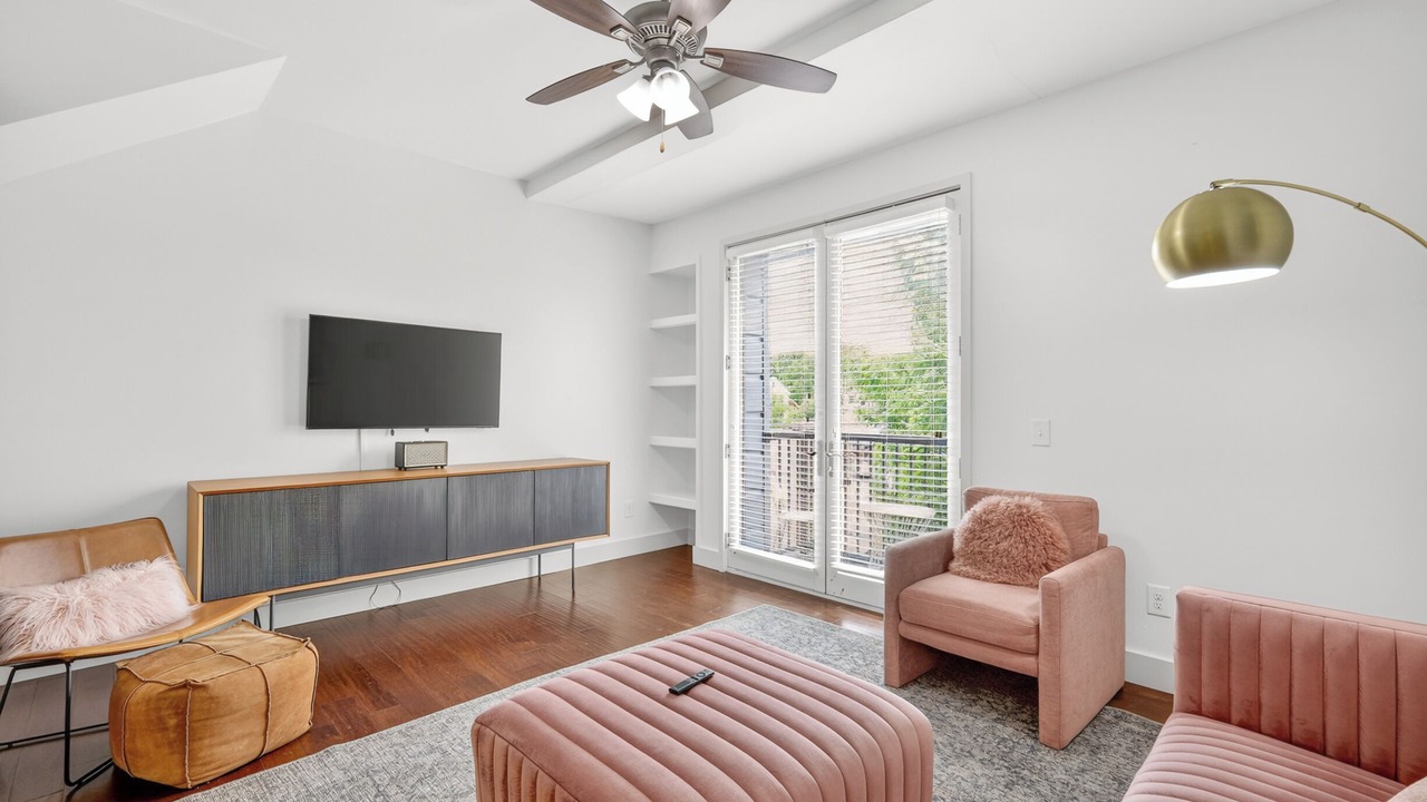 Photo of Livingroom in 12 South