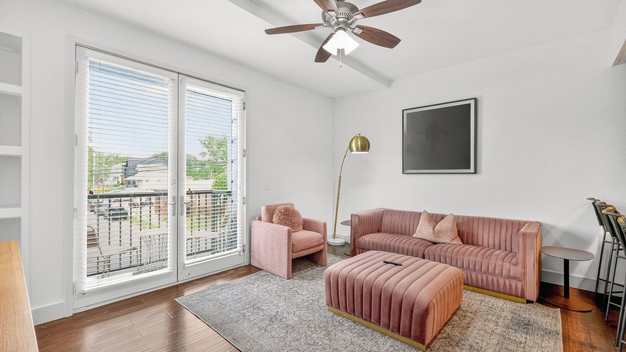 Photo of Livingroom in 12 South