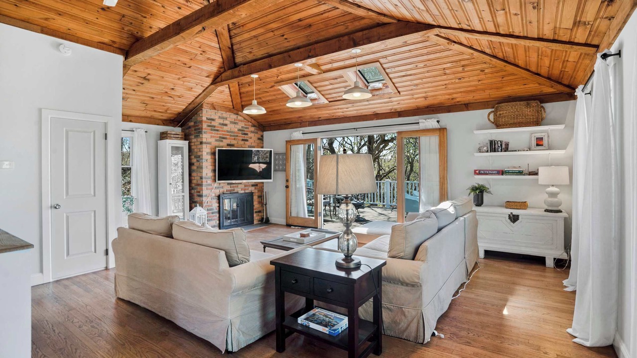 Photo of Livingroom in Baiting Hollow