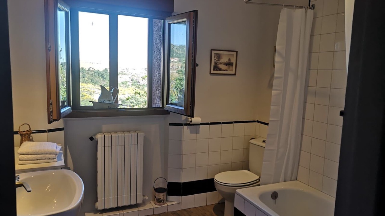 Photo of Bathroom in La Pradera de Navalhorno