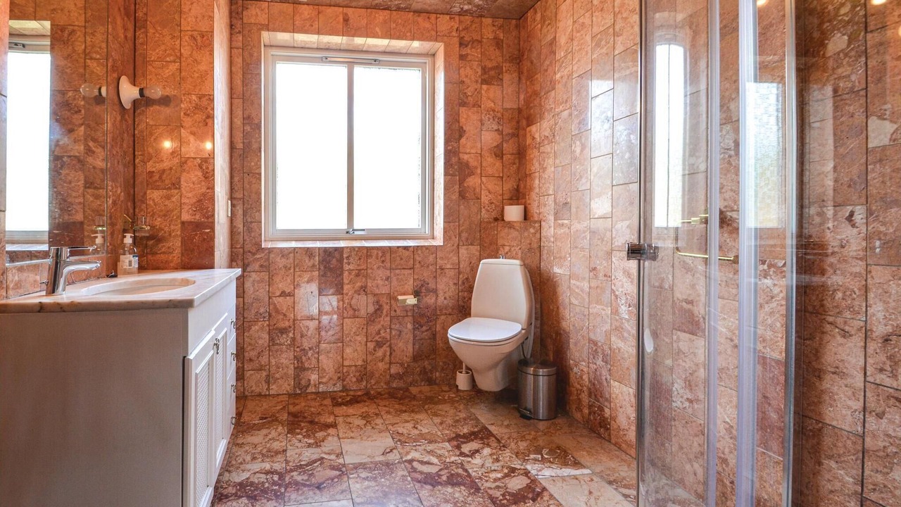 Photo of Bathroom in Fur