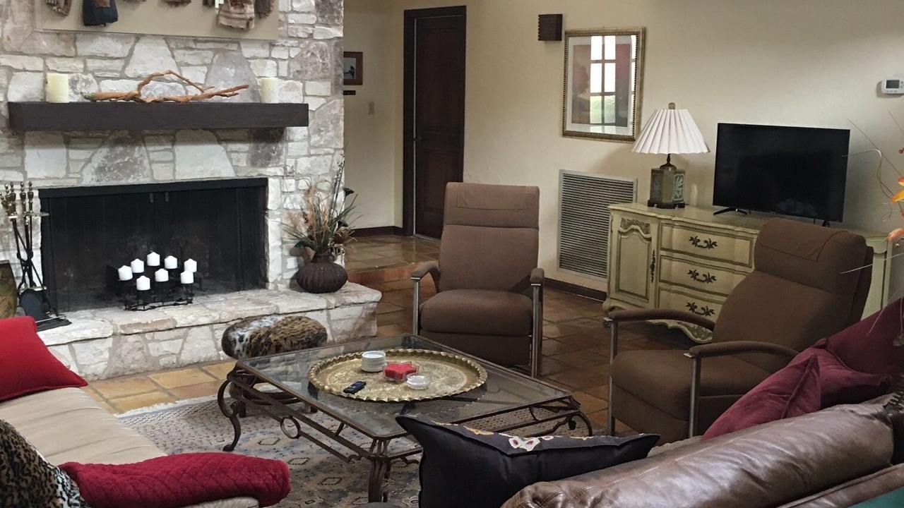 Photo of Livingroom in Helotes