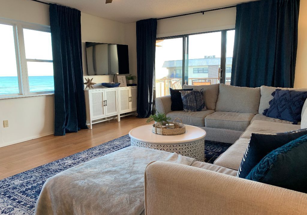 Photo of Livingroom in Breakers