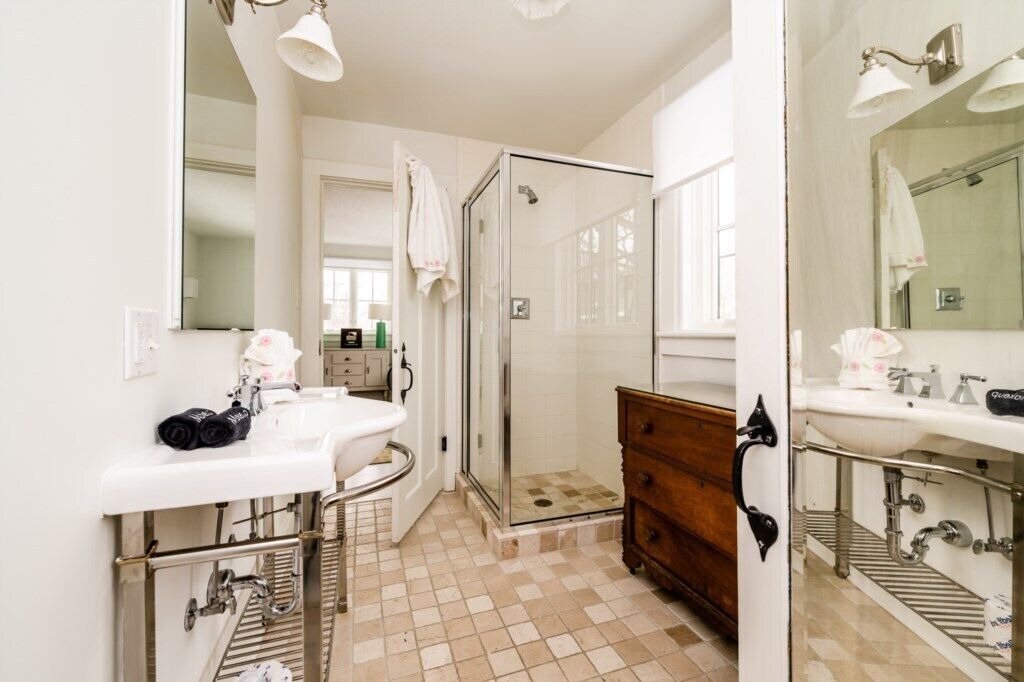 Photo of Bathroom in Lakeside