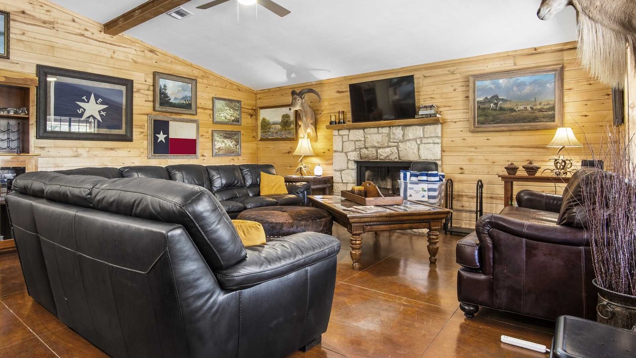 Photo of Livingroom in Leakey