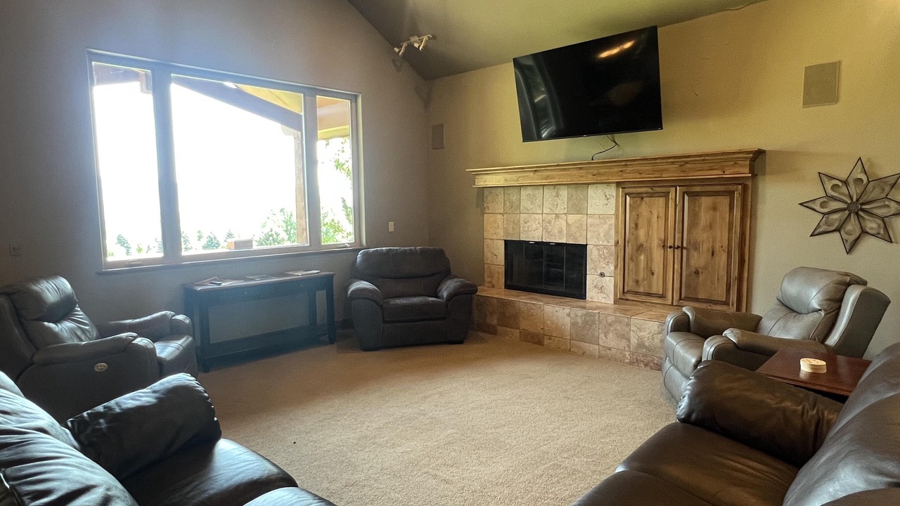 Photo of Livingroom in Midway