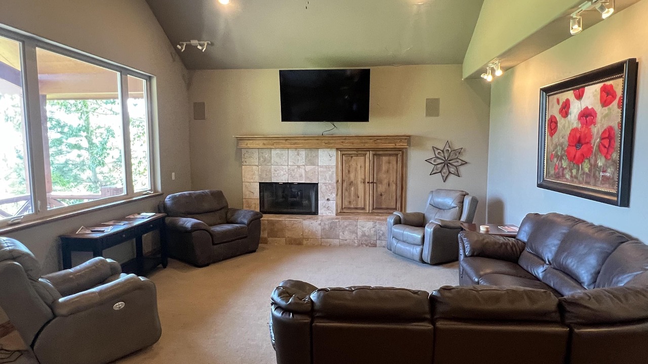 Photo of Livingroom in Midway