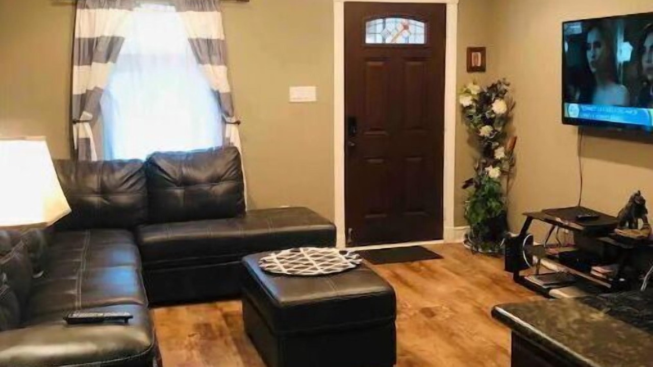 Photo of Livingroom in Historic Garderns