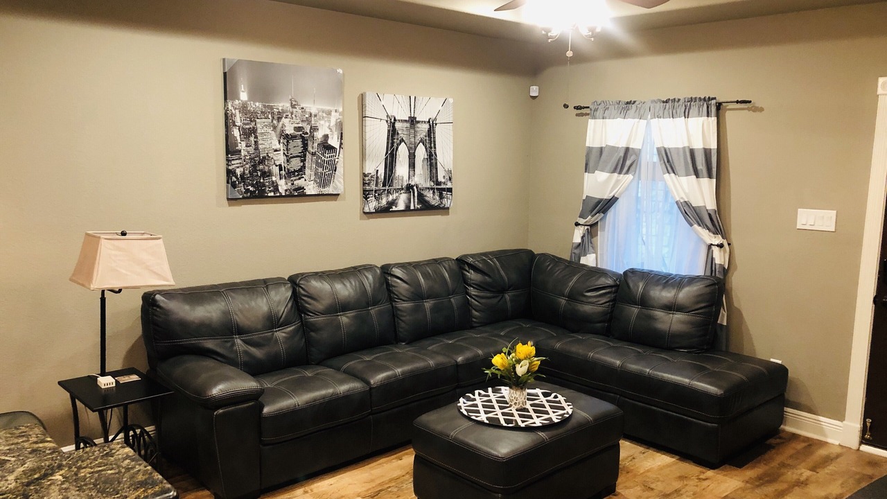 Photo of Livingroom in Historic Garderns