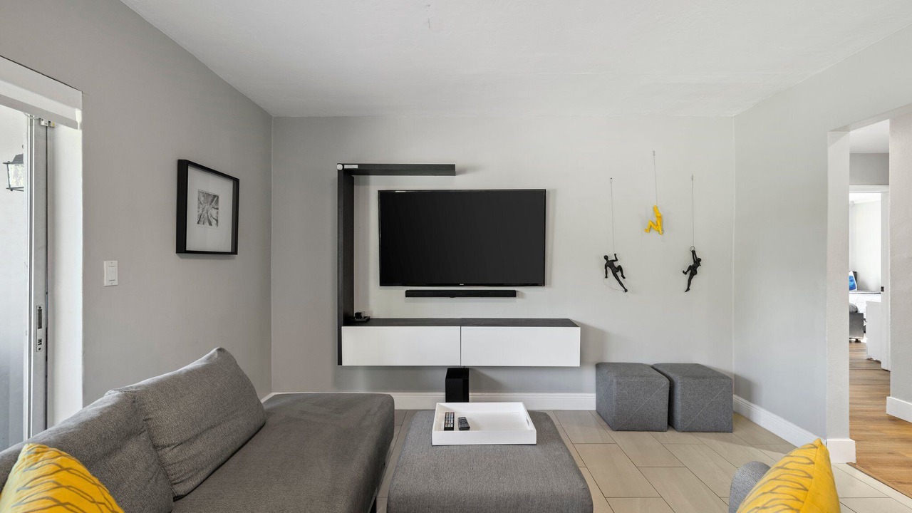 Photo of Livingroom in Ludlam