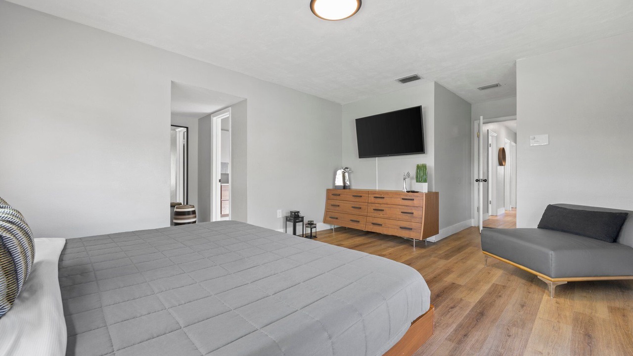 Photo of Bedroom in Ludlam