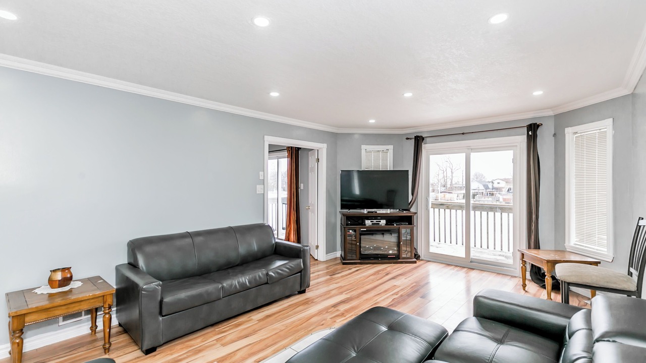 Photo of Livingroom in Wasaga Beach