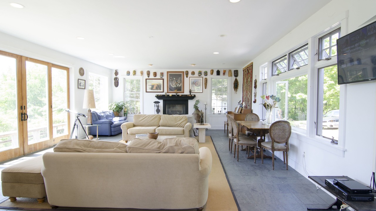 Photo of Livingroom in Town of Dover